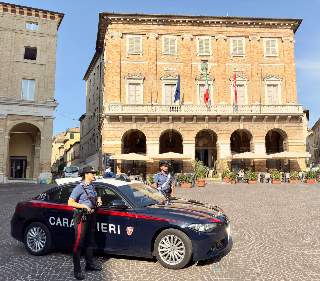 Macerata - Armato di coltello, rapina la tabaccheria Cantarini: paura in centro